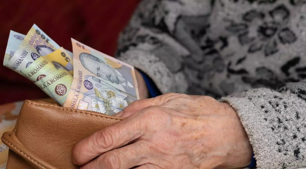 Ce faci dacă nu eşti acasă în ziua în care vine pensia. Termenele pe care trebuie să le respecţi