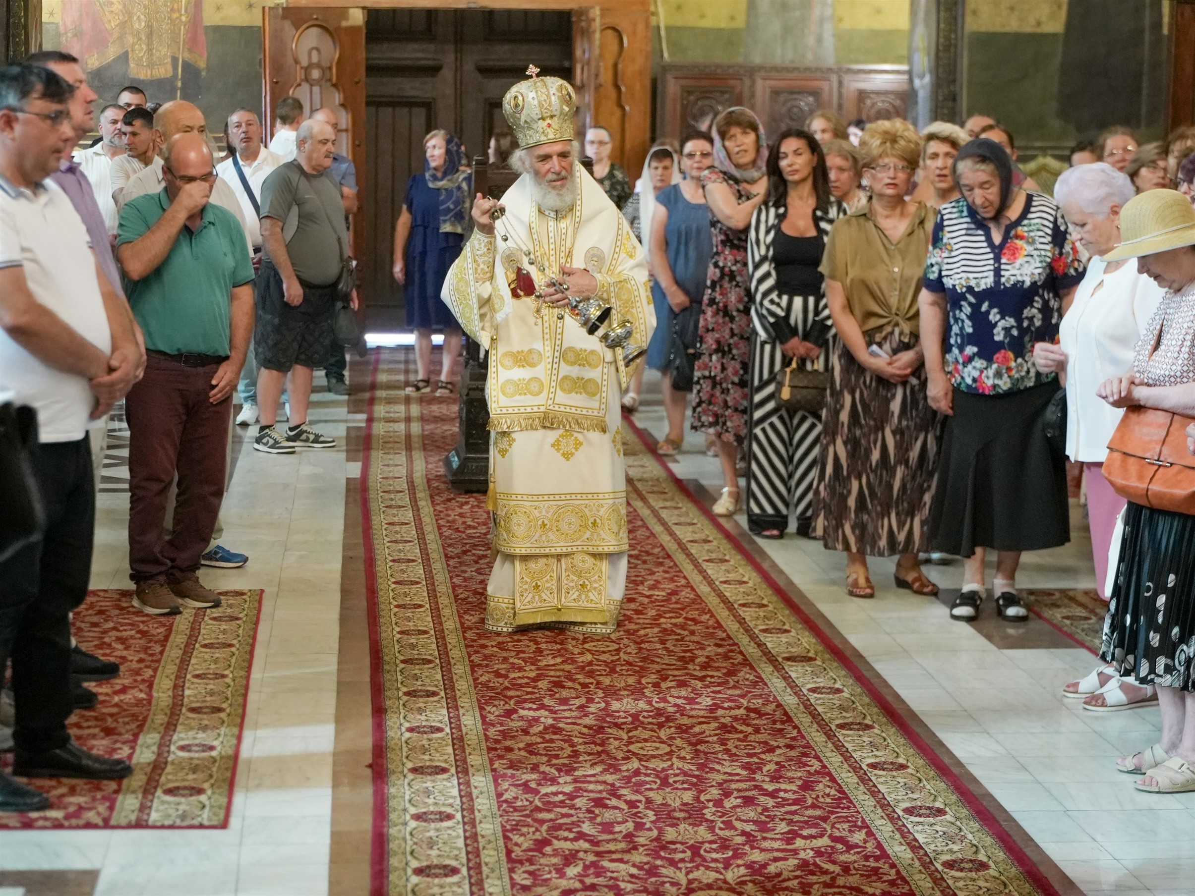 Slujire arhierească la Catedrala din Galați: Credincioși din oraș și români întorși din străinătate au participat la Sfânta Liturghie