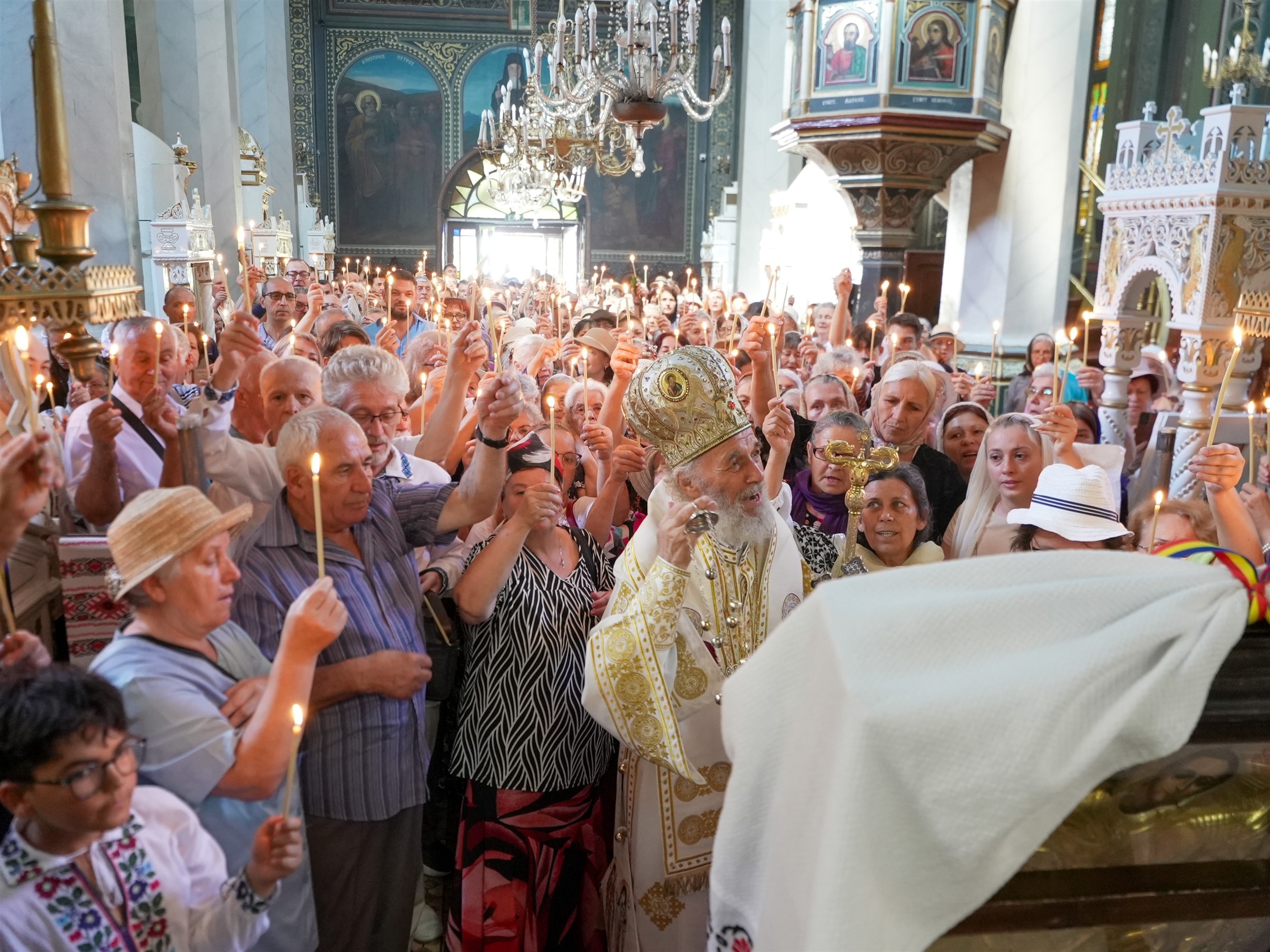 Biserica Greacă din Galați și-a sărbătorit hramul istoric: Sute de credincioși s-au rugat în fața Icoanei de la Mănăstirea Adam