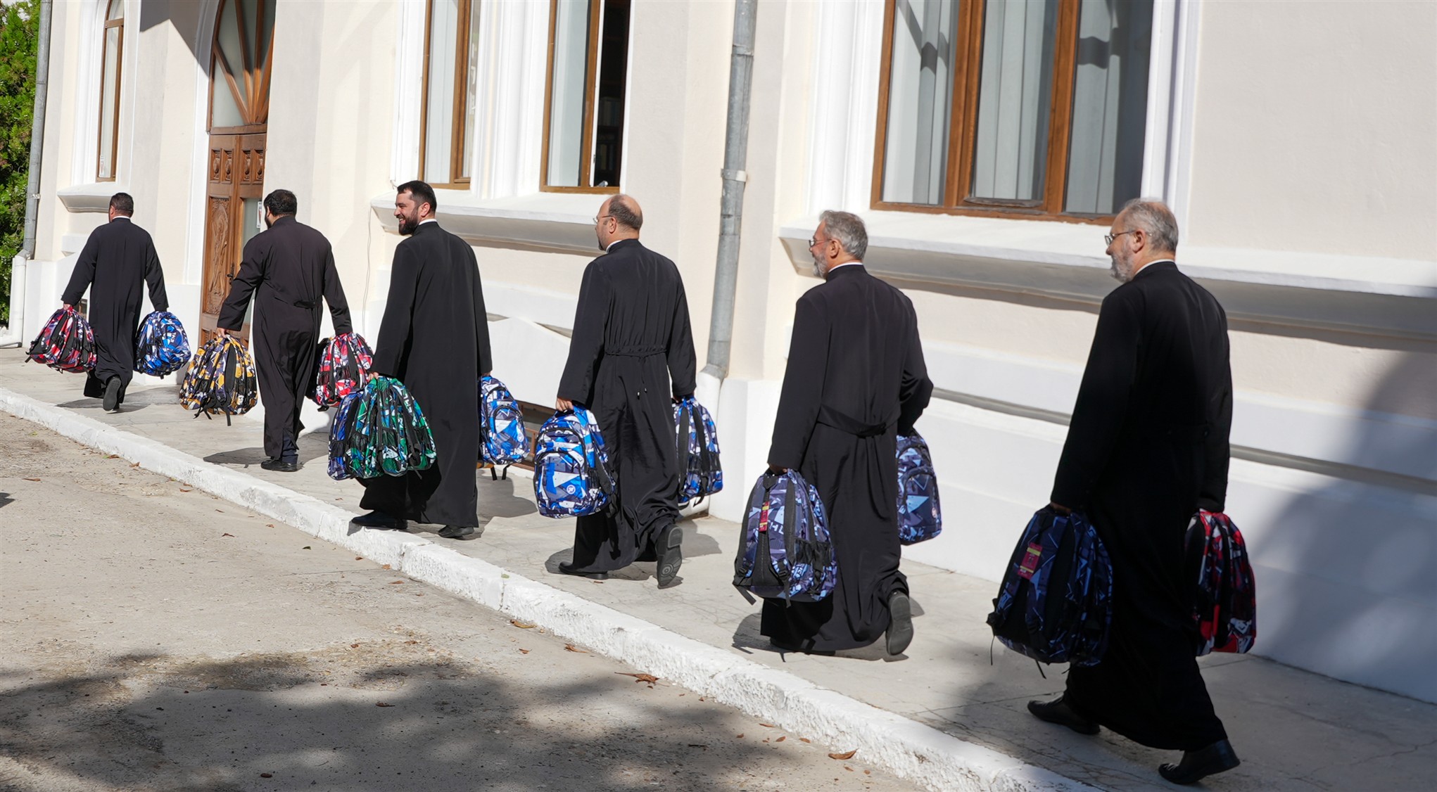 Peste 3.300 de elevi nevoiași din Galați și Brăila primesc ghiozdane complet echipate de la Arhiepiscopie