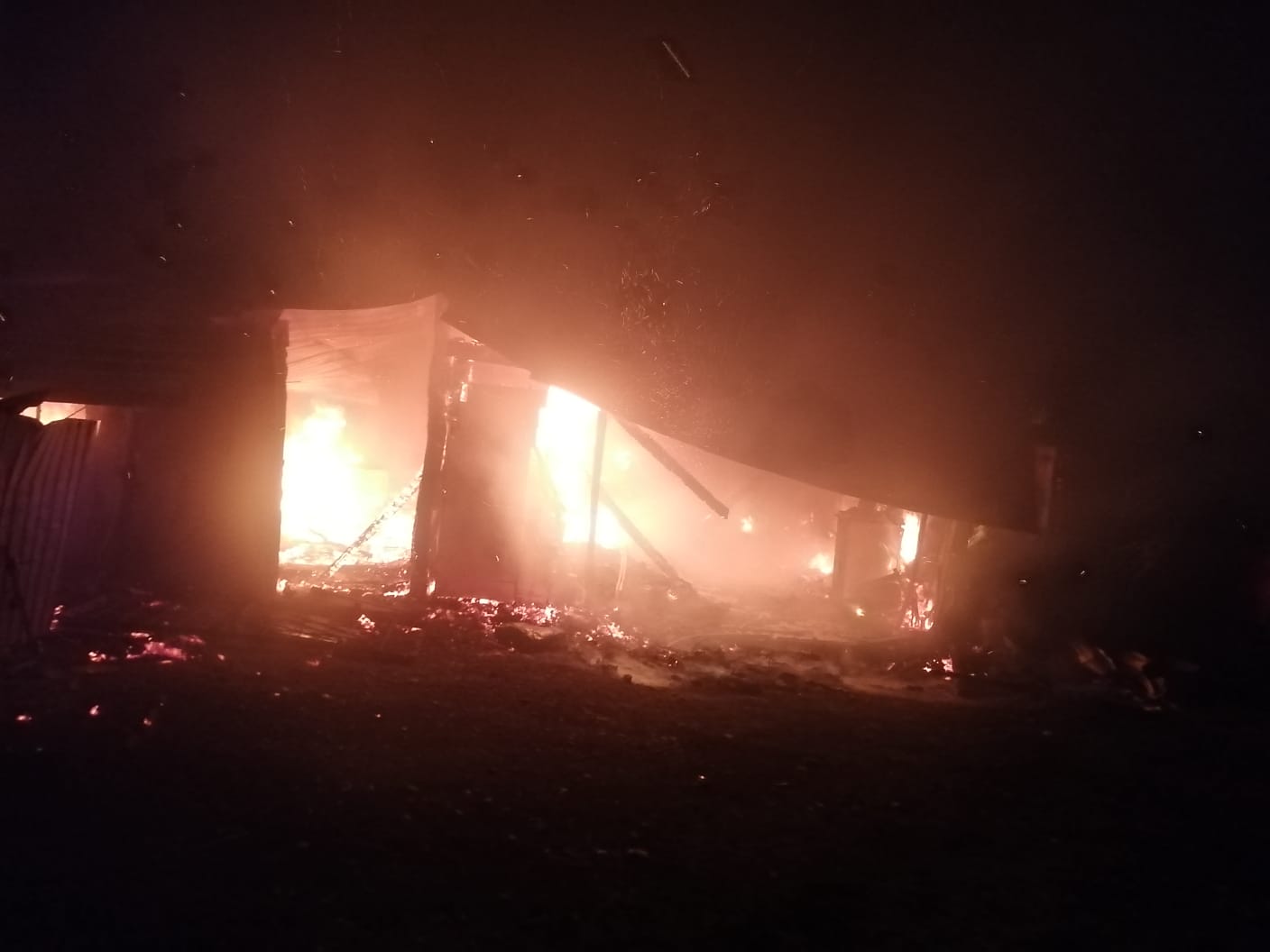 Incendiu violent în Galați: O gospodărie din Cerțești a fost mistuită de flăcări din cauza unui scurtcircuit