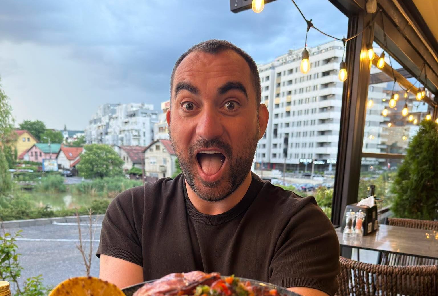 Pescobar dă lovitura! Pro TV îl pune șef peste restaurantele din România în noul show „Pe muchie de cuțit”