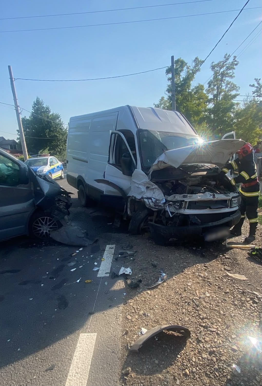 Accident cu trei răniți pe DN 21 în localitatea Lanurile: Două vehicule s-au izbit violent după ce un șofer a pierdut controlul direcției