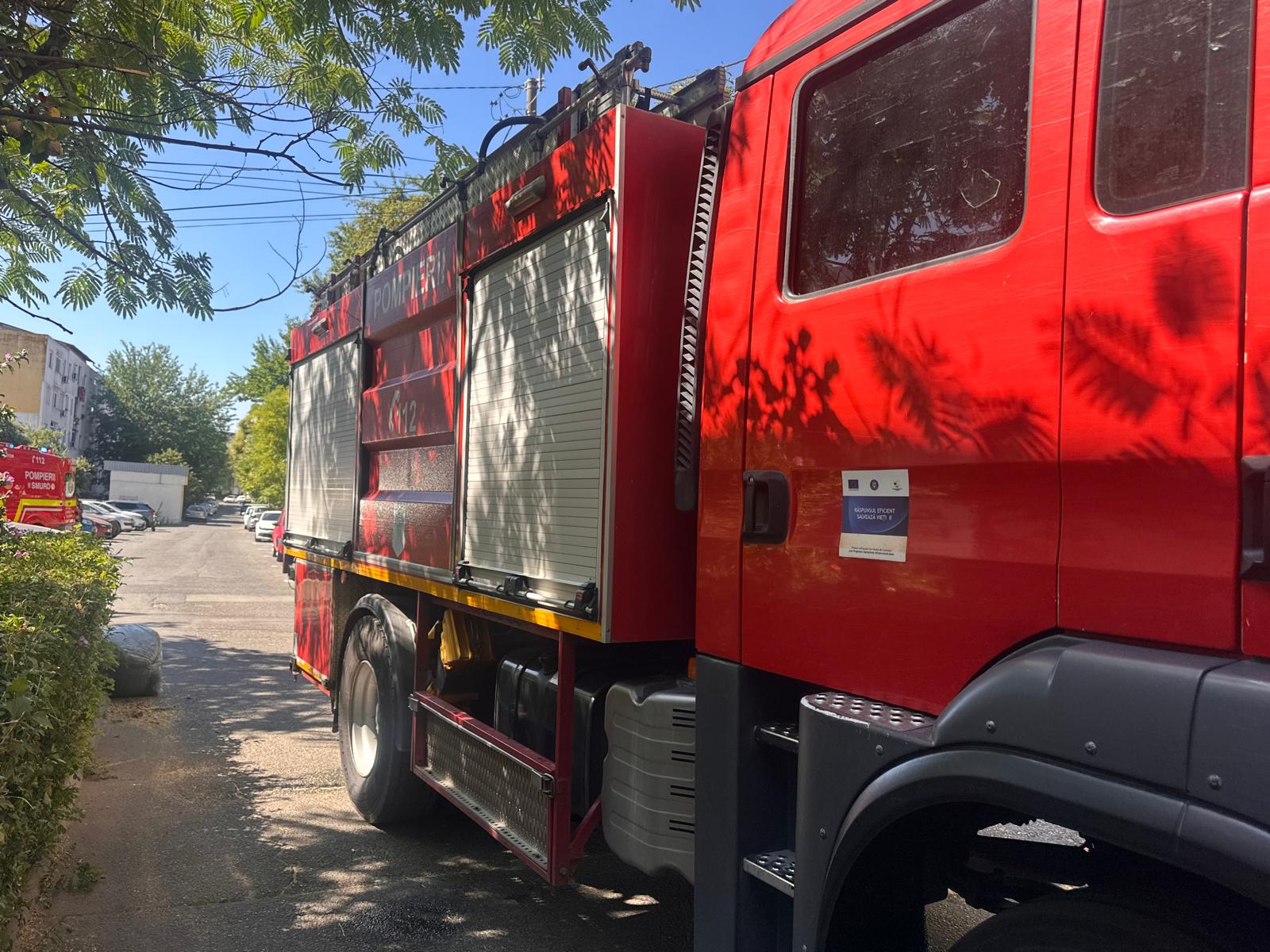 Incendiu violent într-un apartament din Tulcea: Un bătrân de 97 de ani a fost salvat de vecini după ce bucătăria a luat foc
