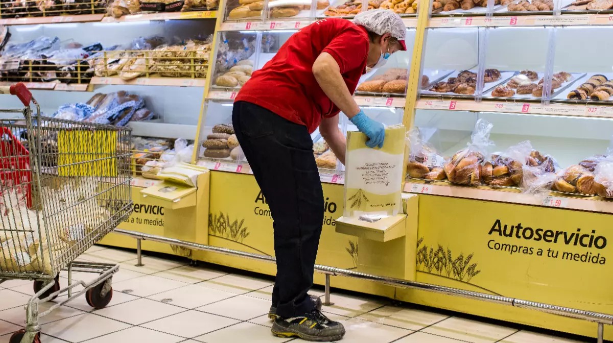 Concediată după 19 ani de muncă într-un magazin Auchan: O casieră a fost filmată când fura din portofelul unui client