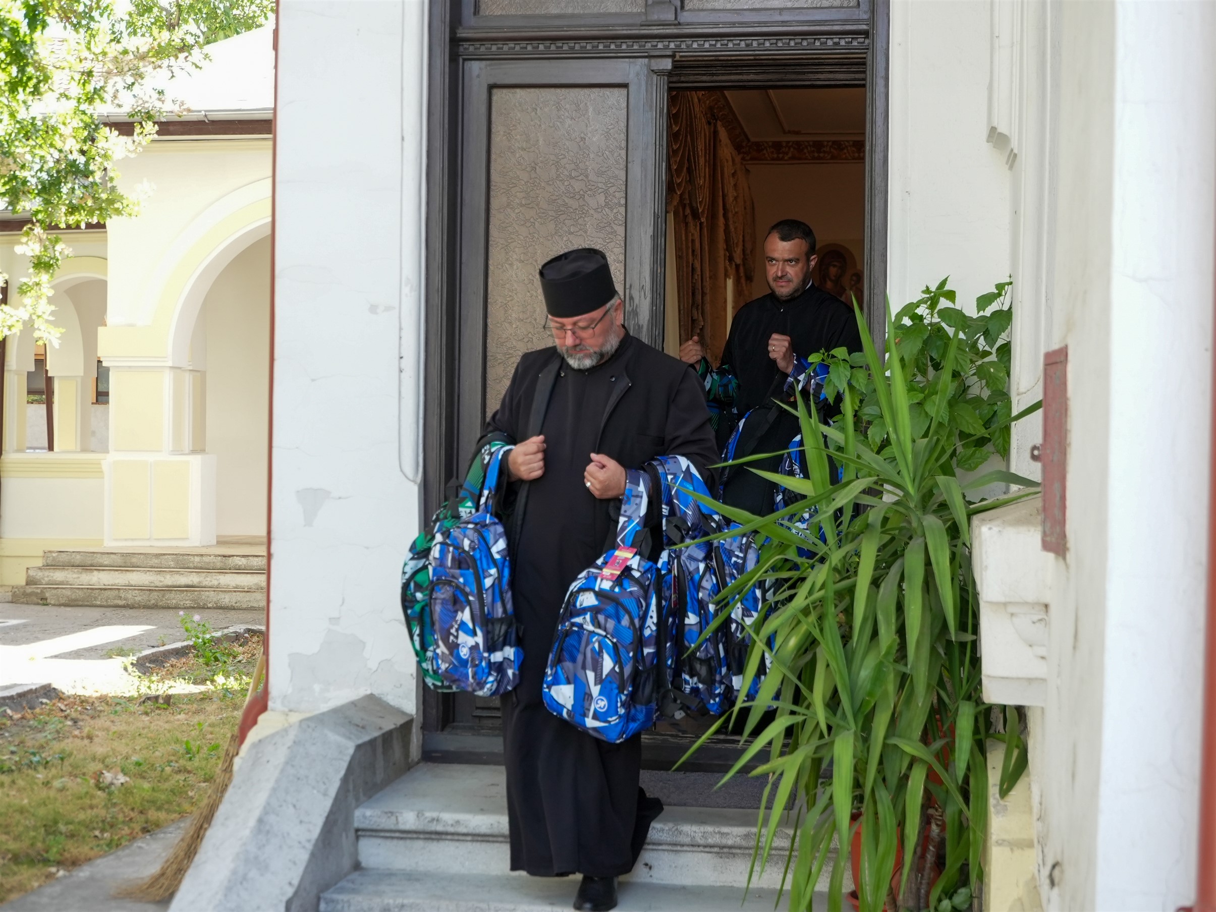 Arhiepiscopia Dunării de Jos continuă sprijinirea elevilor cu ghiozdane şi rechizite şcolare