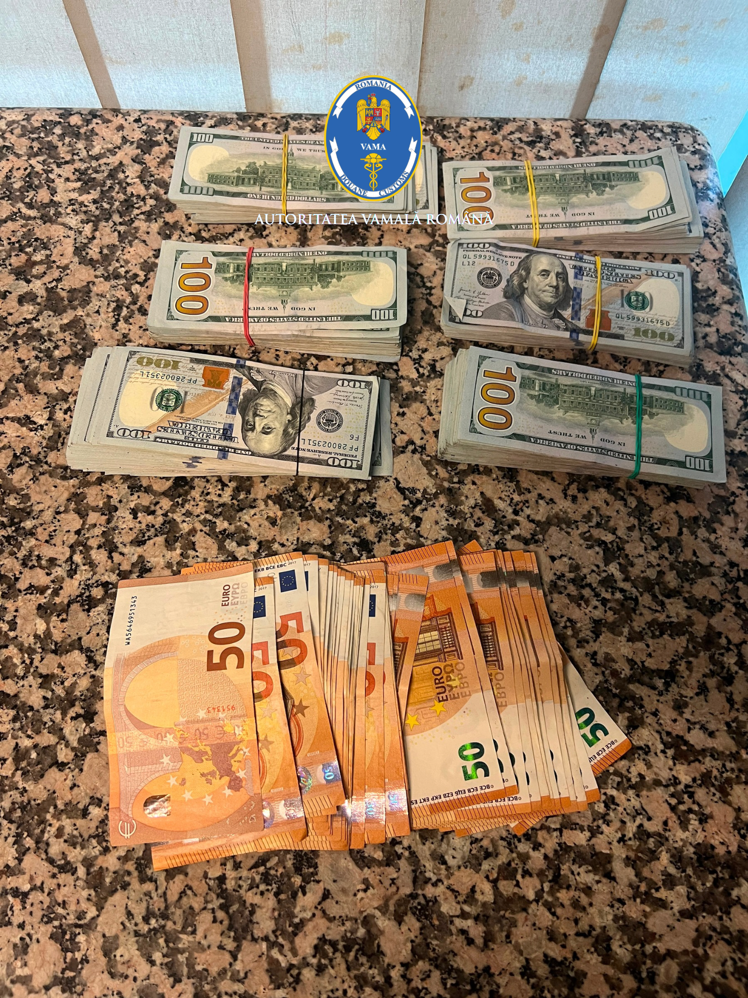 Un pasager pe Otopeni a încercat să dea copilului borseta cu 60.000 de dolari pentru a scăpa de controlul vamal