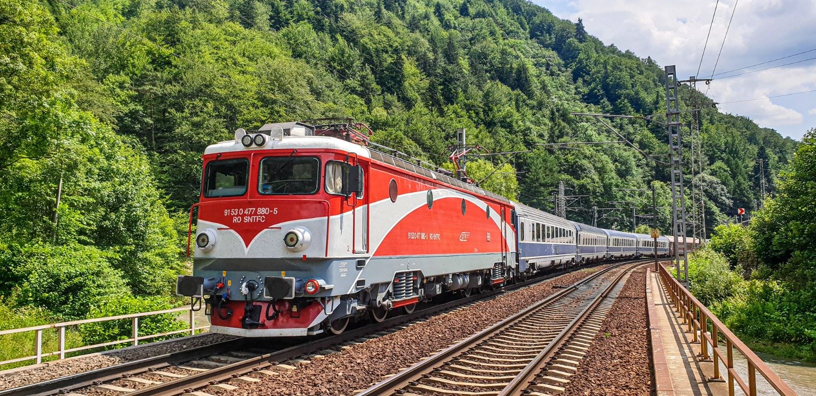 CFR Călători suplimentează capacitatea de transport de 15 august. Trenurile către litoral și marile centre de pelerinaj, în atenție