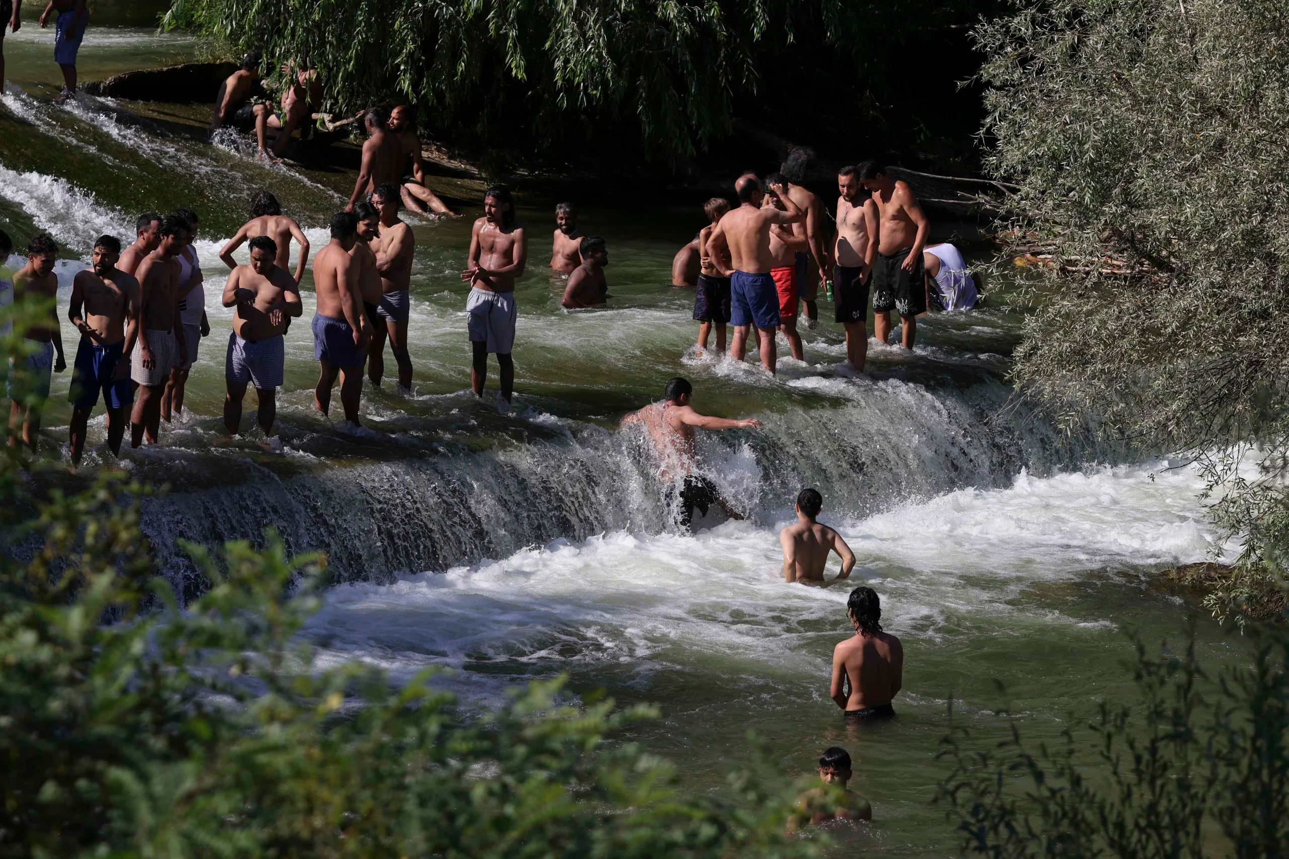 Nepalezii din Ciorogârla: Cum și-au făcut propria „mare” pe malul râului și i-au cucerit pe localnici