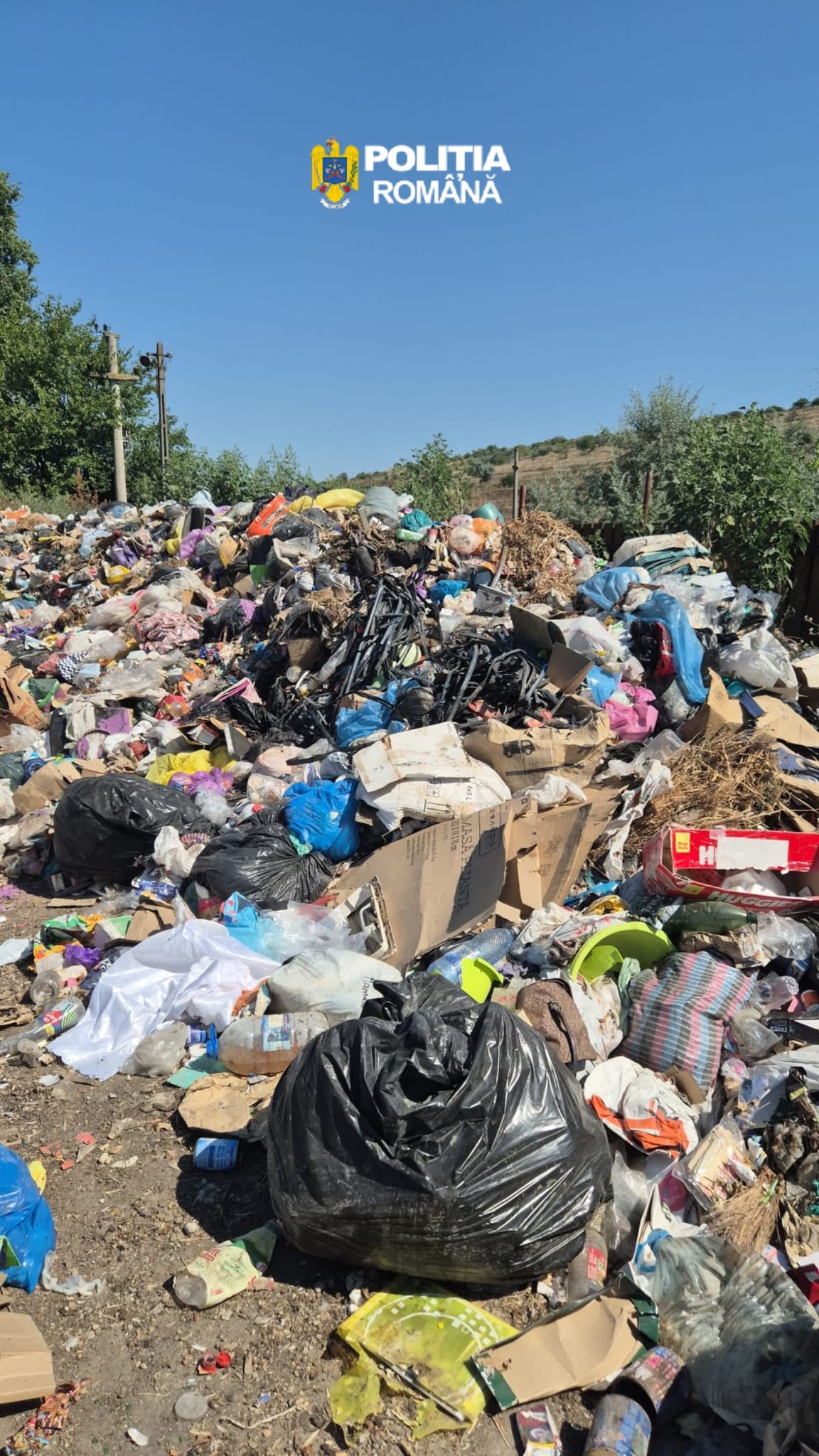 Război împotriva deșeurilor la Târgu Bujor: Polițiștii și comisarii de mediu au confiscat 60 de tone de resturi periculoase depozitate ilegal direct pe sol