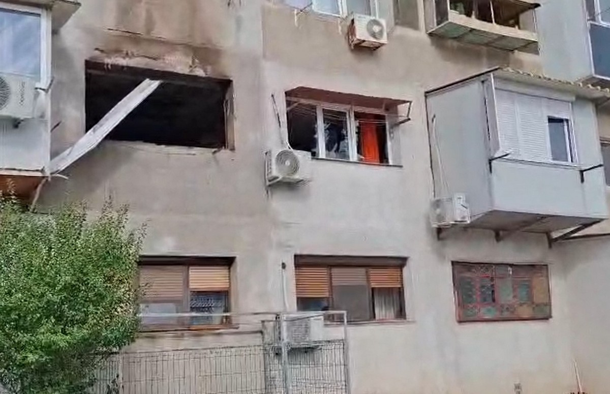 Efectele exploziei dintr-un bloc din Galaţi: 17 locuinţe afectate şi mai multe maşini avariate