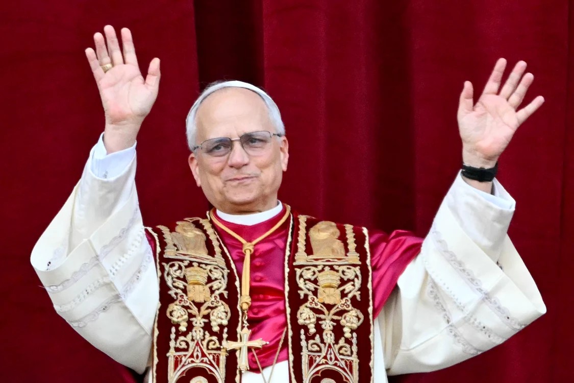 Papa Leon al XIV-lea, în topul celor mai bine îmbrăcate personalităţi din 2026. Ce a remarcat „Vanity Fair” la stilul suveranului pontif
