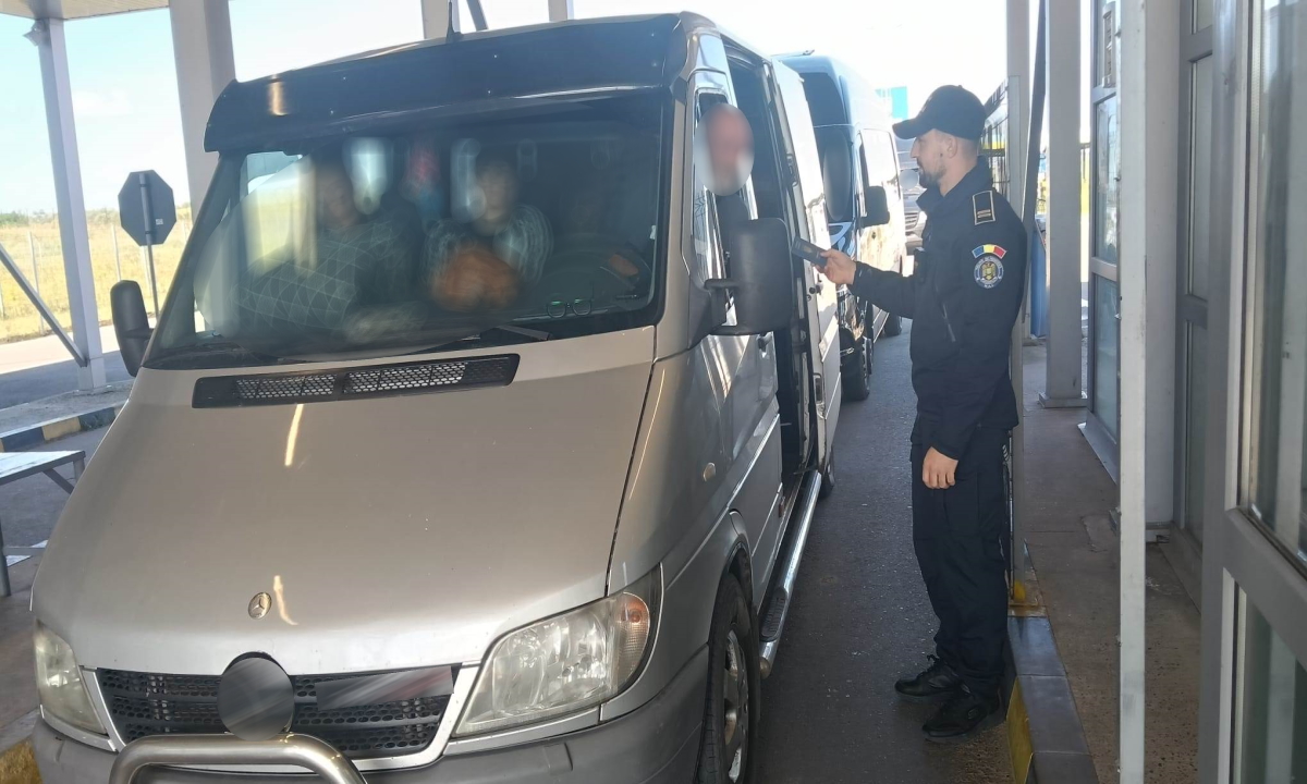 Prins la vamă cu permisul suspendat! Gafa unui şofer român care încerca să iasă din ţară pe la Racovăţ
