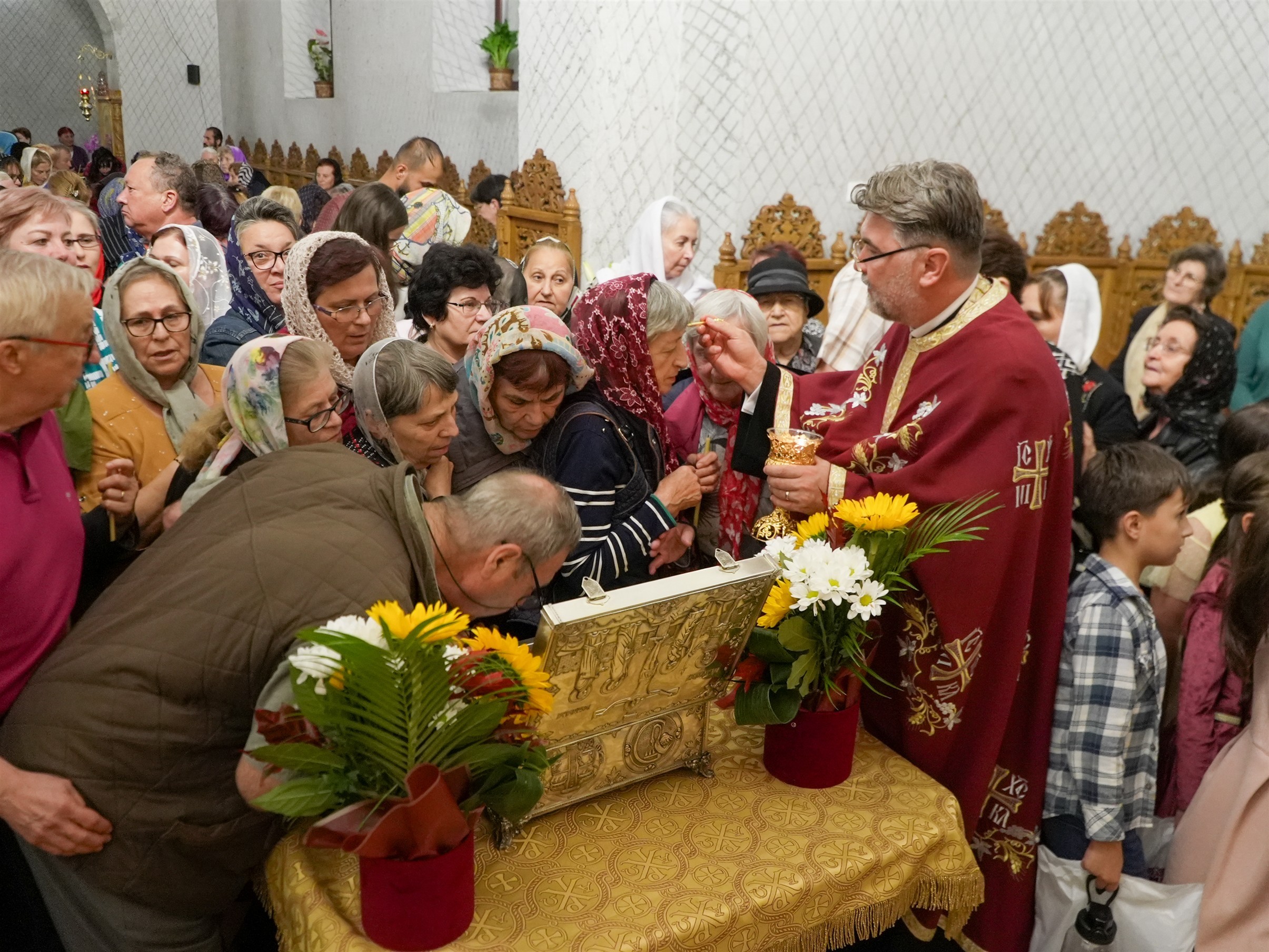 Sărbătoare de suflet în Arhiepiscopia Dunării de Jos: Fragmente din lemnul Sfintei Cruci, scoase spre închinare la Galați