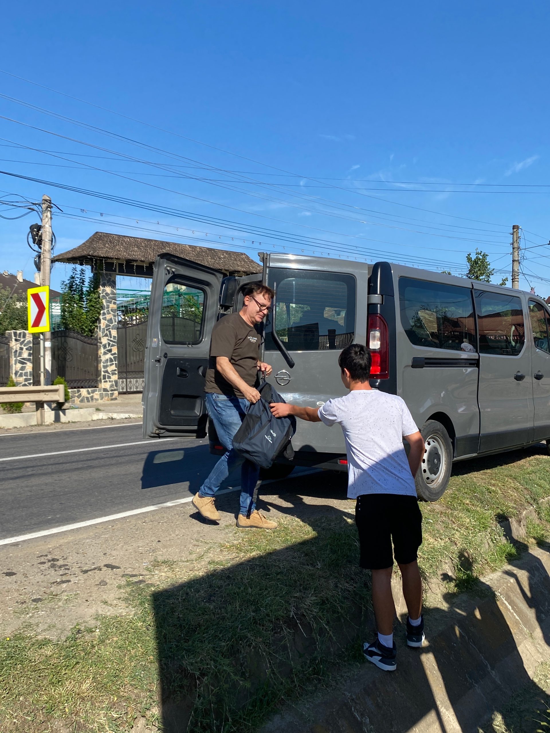 Oameni inimoși din Galați au adus bucuria pe băncile școlii: Fundația Inimă de Copil a dăruit ghiozdane și rechizite pentru 800 de copii