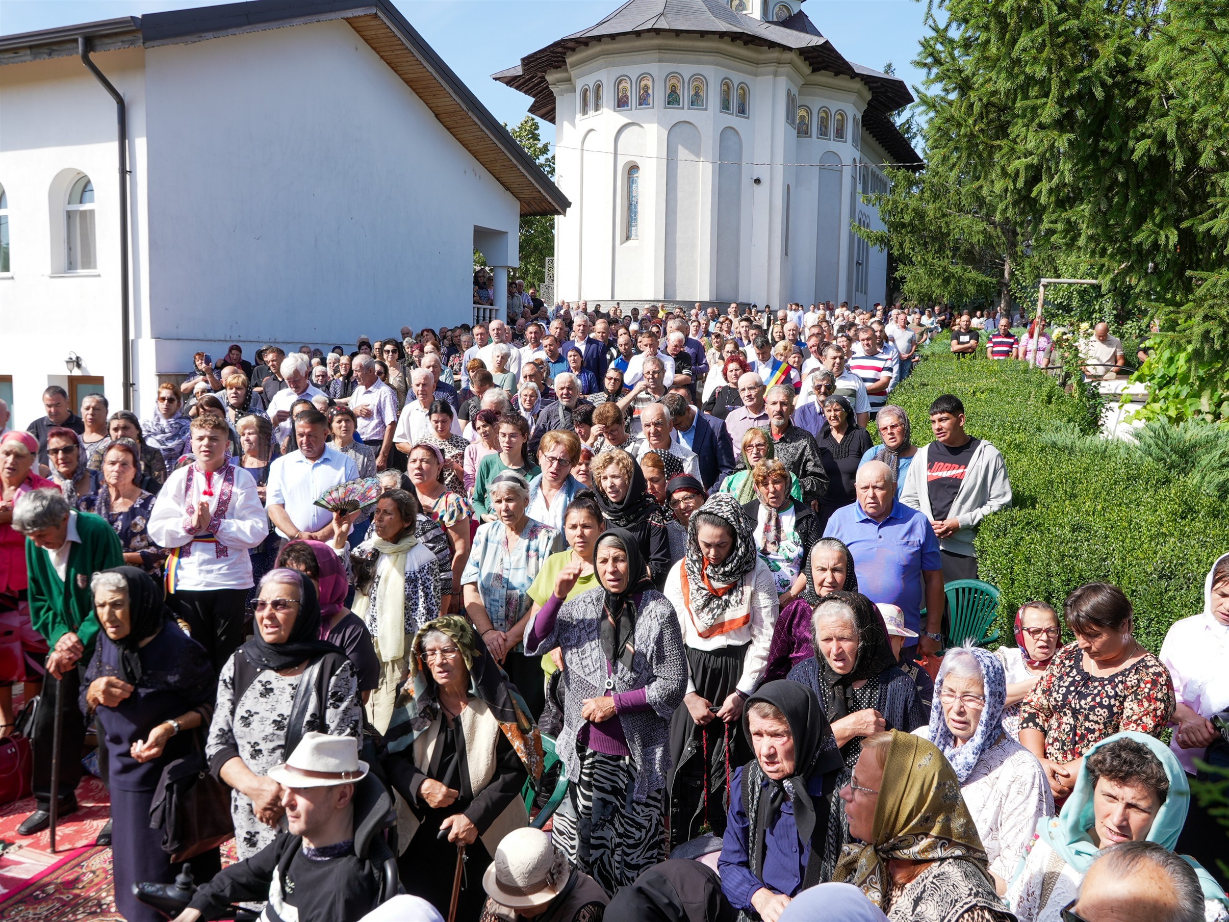 Sărbătoare de Nașterea Maicii Domnului în județul Galați! Mănăstirea Cudalbi și-a serbat hramul, iar zeci de copii au primit ghiozdane de la Arhiepiscopul Casian
