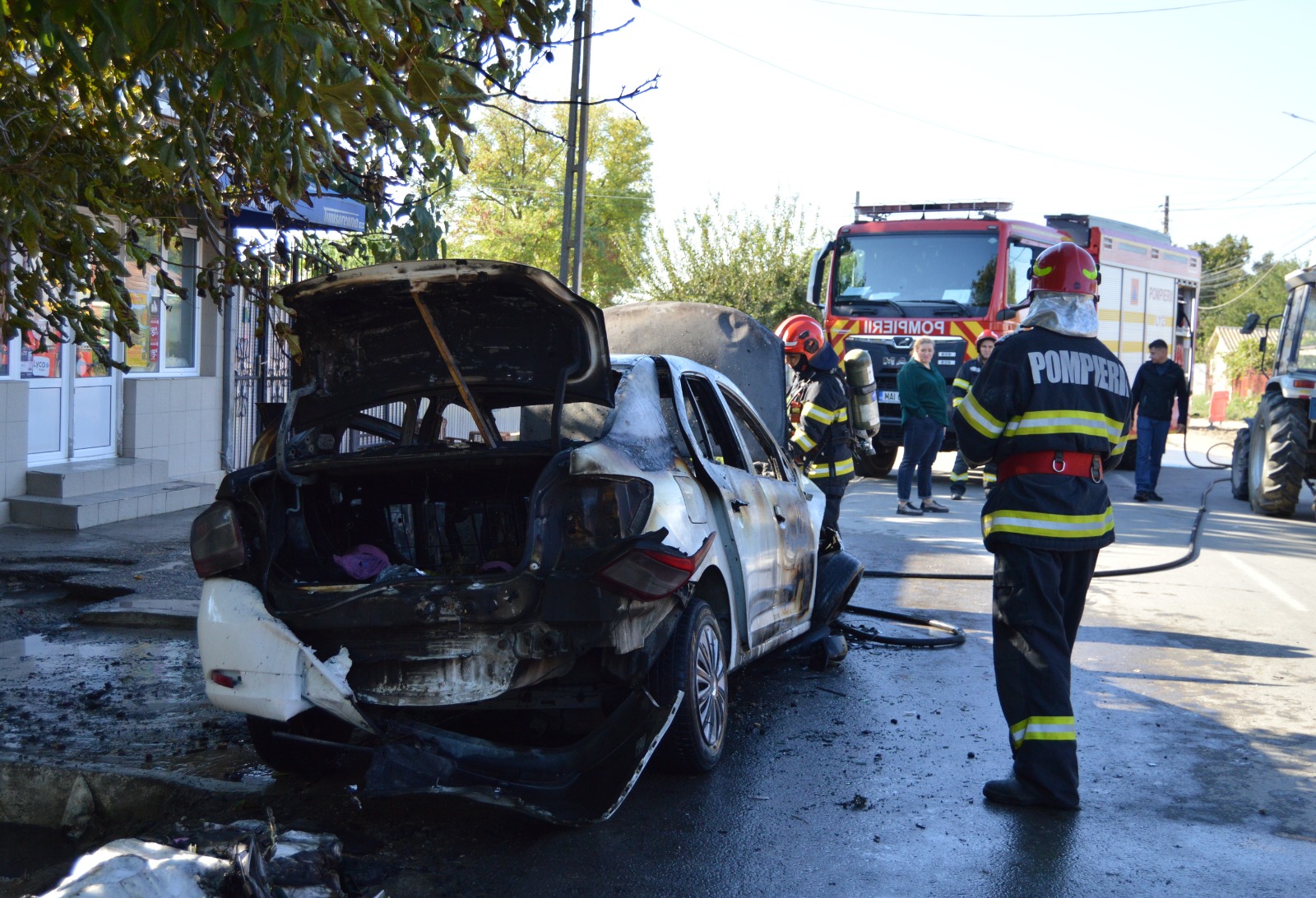 Accident rutier urmat de un incendiu violent în Vădeni: Un autoturism parcat a ars în totalitate din cauza unui scurtcircuit