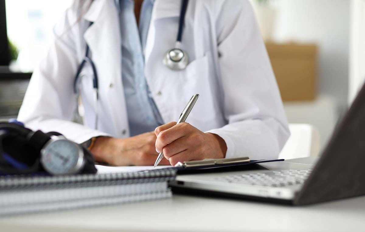 Adio hârtii la medic: Senatul a votat eliminarea treptată a adeverinţei fizice de asigurat în favoarea verificării electronice