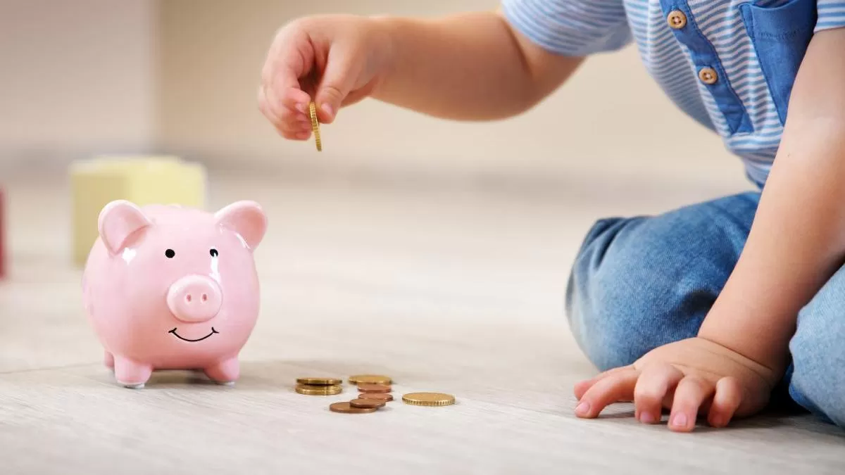 Bani pentru milioane de români: Când intră pe card alocaţiile, indemnizaţiile şi ajutoarele sociale în luna septembrie