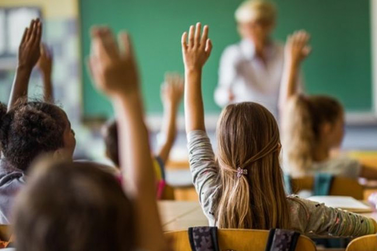 Se dau până la 450 de lei pe lună pentru elevi! Ce condiţii ascunse au bursele de merit şi ce acte trebuie duse urgent la şcoală
