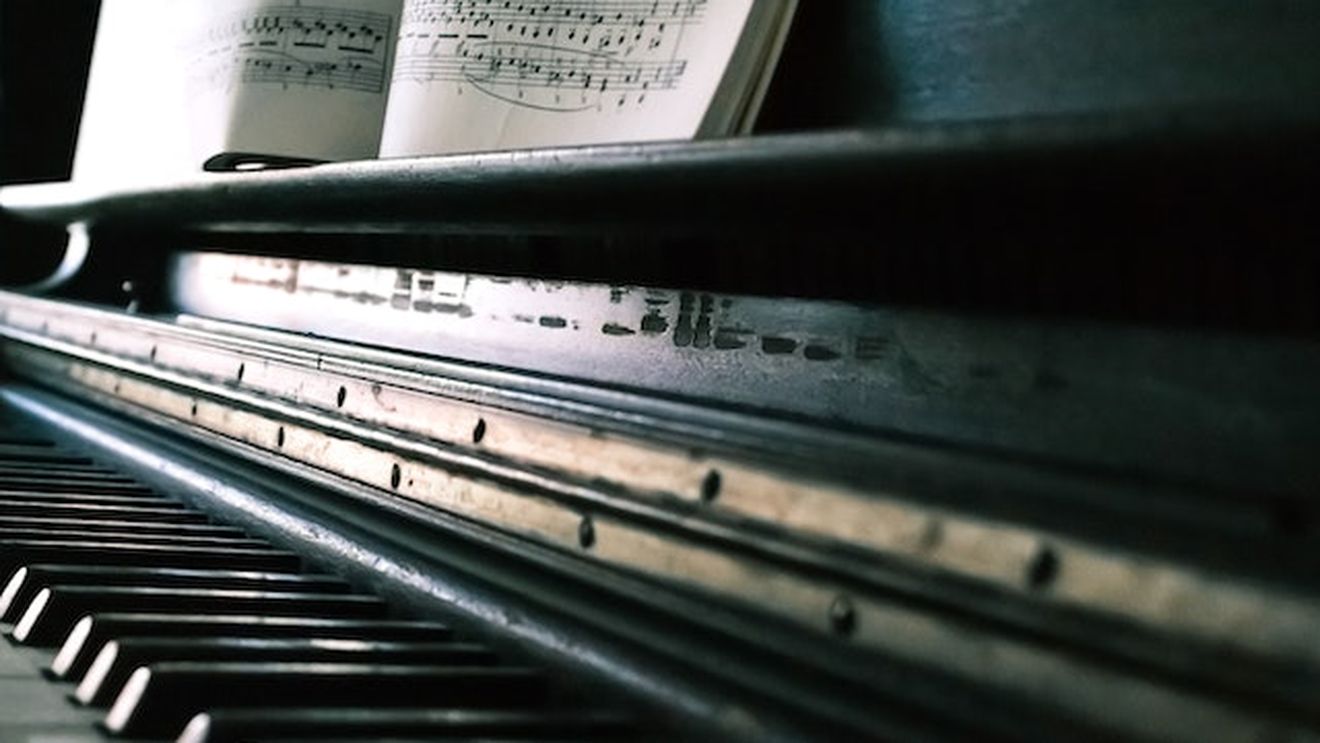 O privire intimă în viaţa unui geniu: Fracul de concert şi scrisorile inedite ale marelui pianist Dinu Lipatti, expuse la Brăila