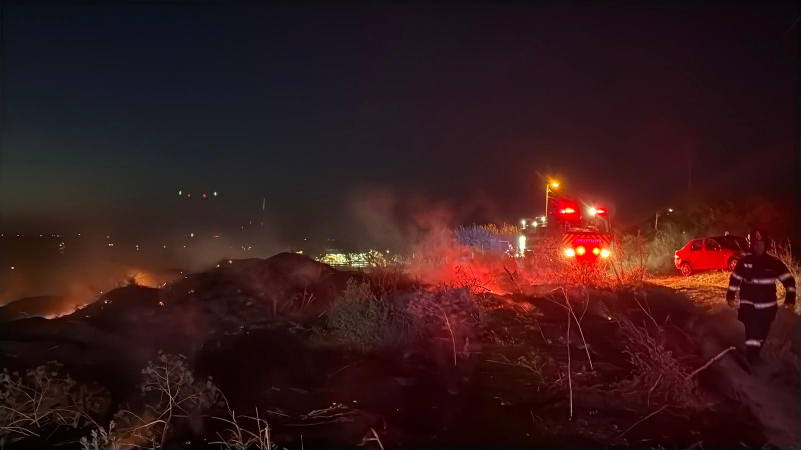 Misiuni de urgență în Tulcea: Două incendii violente au izbucnit simultan. O fermă și mai multe case, în pericol (VIDEO)