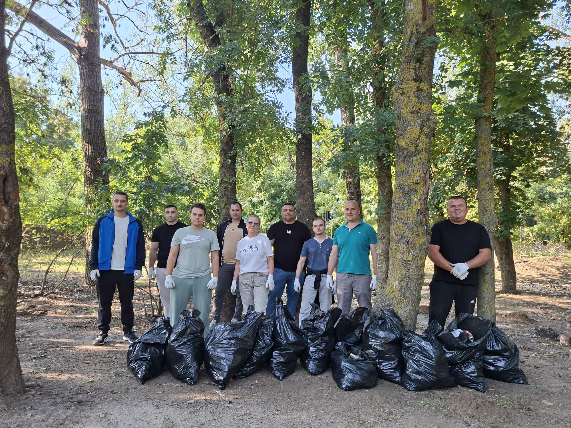 VIDEO: Jandarmii din Tulcea au ecologizat o pădure de lângă municipiu, de Ziua Națională de Curățenie