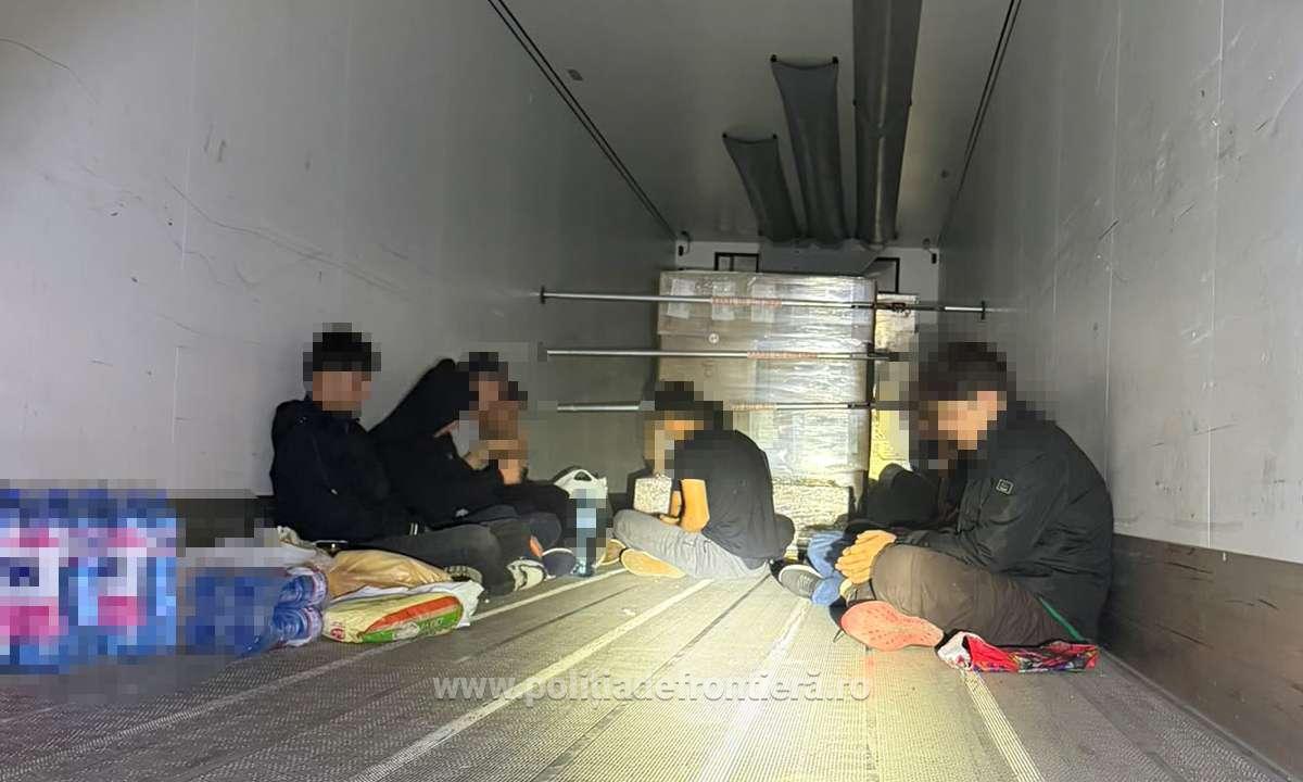 [VIDEO] Transport neobișnuit la graniță: 12 migranți ascunși printre alune, descoperiți la Calafat de polițiștii de frontieră