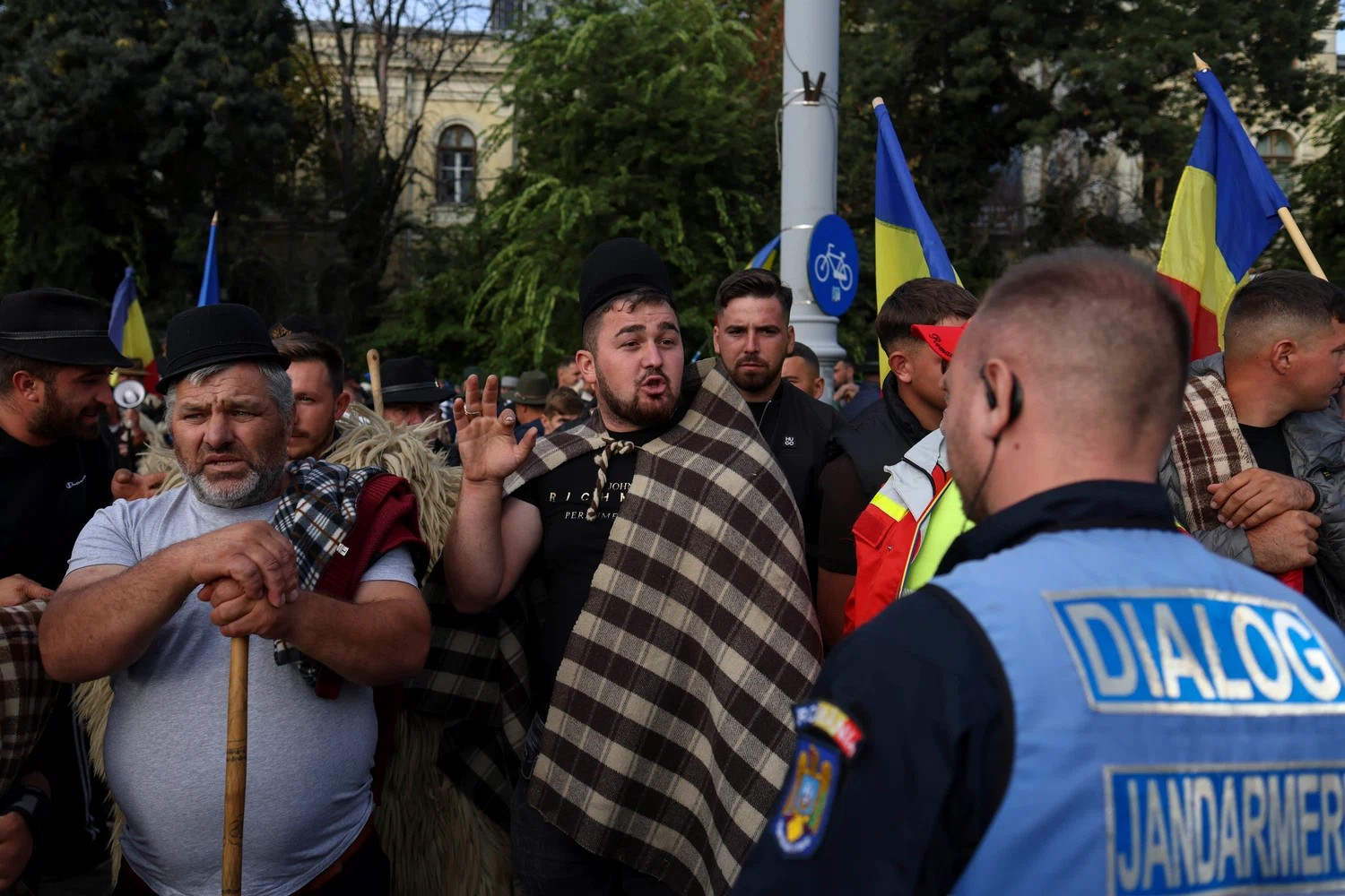 Protestul oierilor din Piața Victoriei a degenerat în violențe: Ciocniri cu jandarmii, gaze lacrimogene și trafic blocat în fața Guvernului