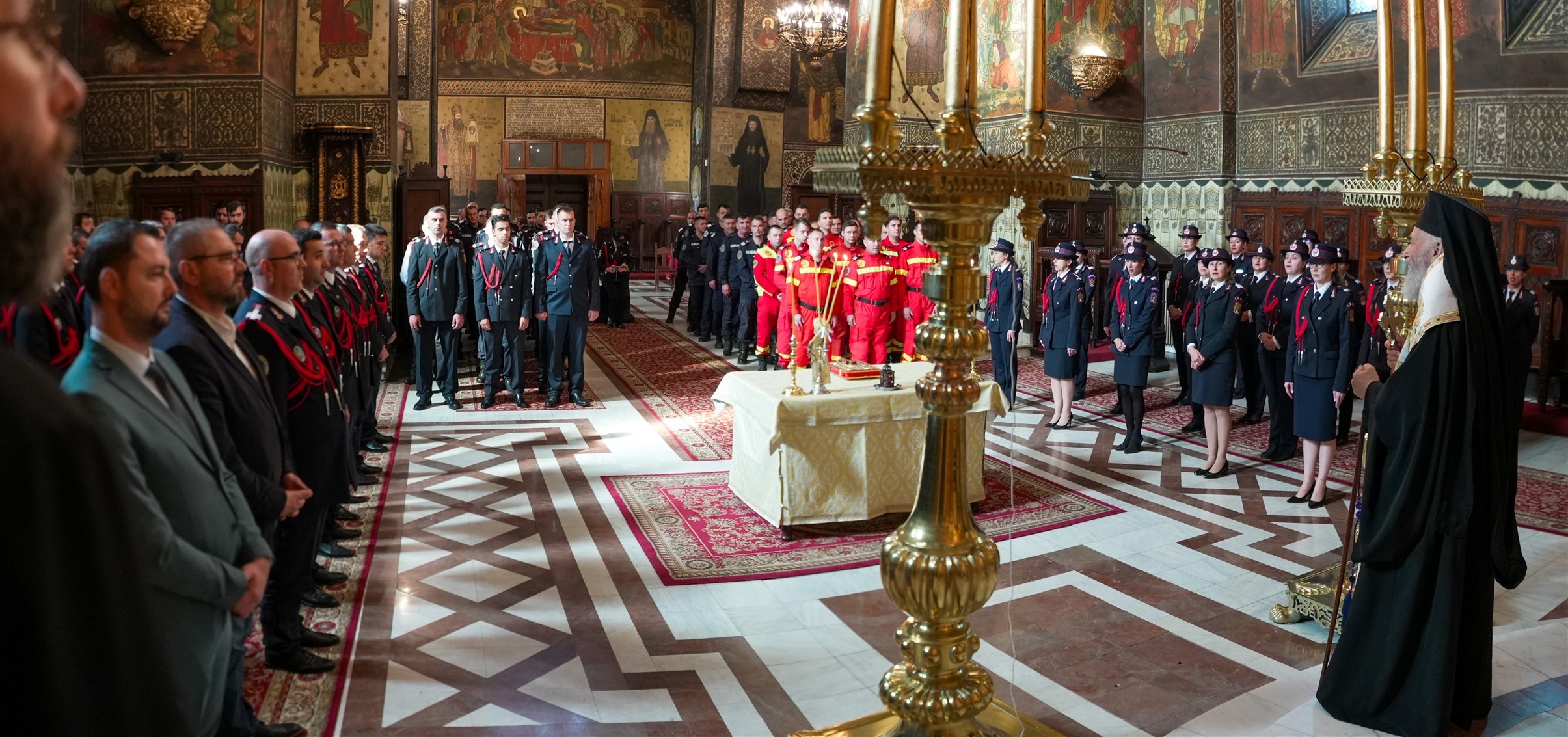 Pompierii și lucrătorii SMURD din Galați, sărbătoriți la Catedrala Arhiepiscopală: Slujbă de Te-Deum oficiată de Înaltpreasfințitul Casian