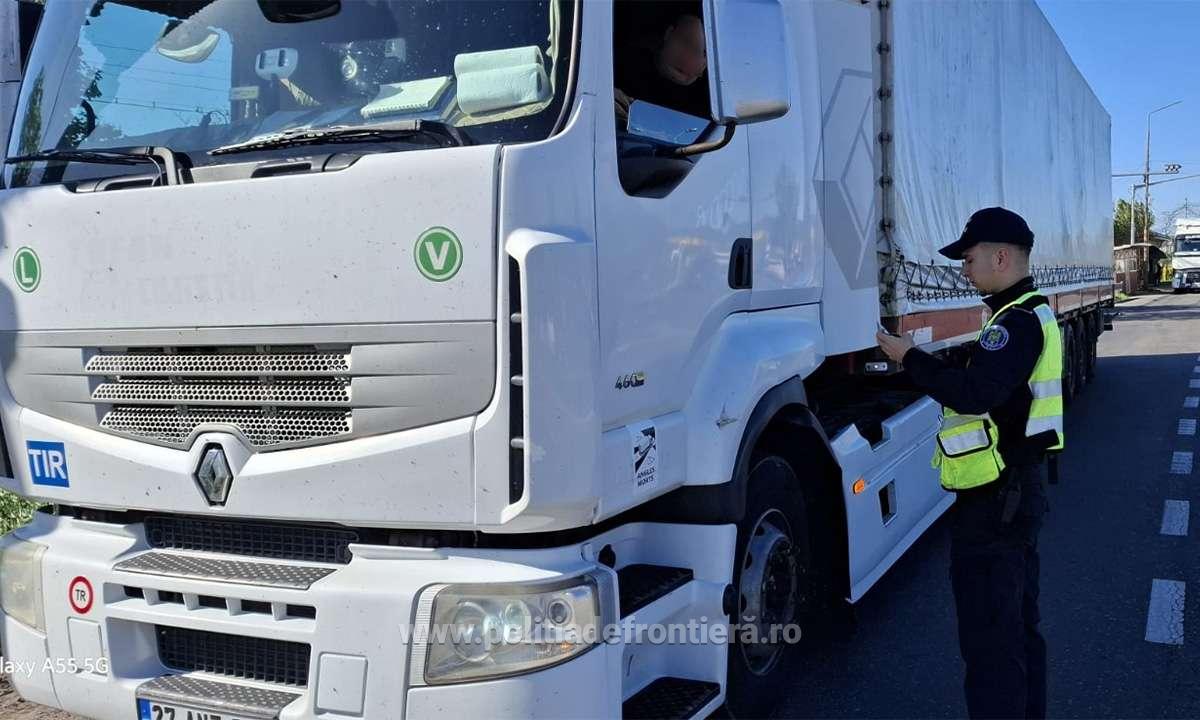 Cozi de camioane la frontiera Galaţi. Trafic intens la ieşirea din ţară, după redirecţionarea transporturilor din Ucraina