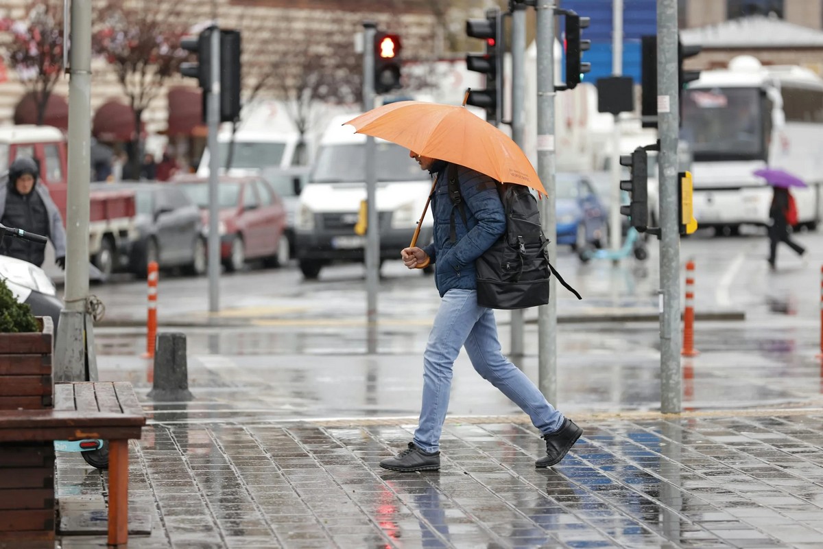 Galați: Informare meteo de ploi și intensificări ale vântului cu rafale de până la 50 km/h