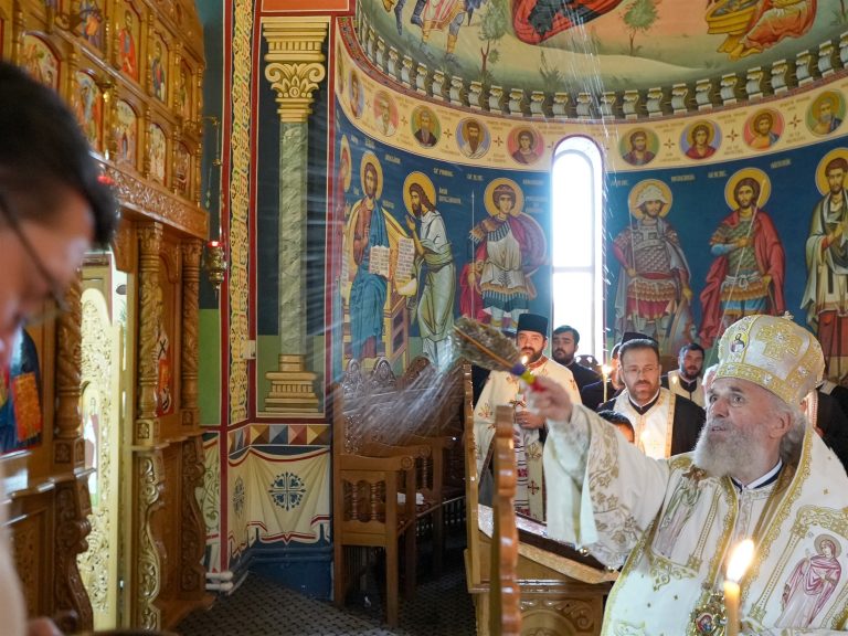 Eveniment spiritual la Rugineni: IPS Casian a sfințit pictura bisericii, unde au fost aduse moaștele Sfântului Constantin Sârbu