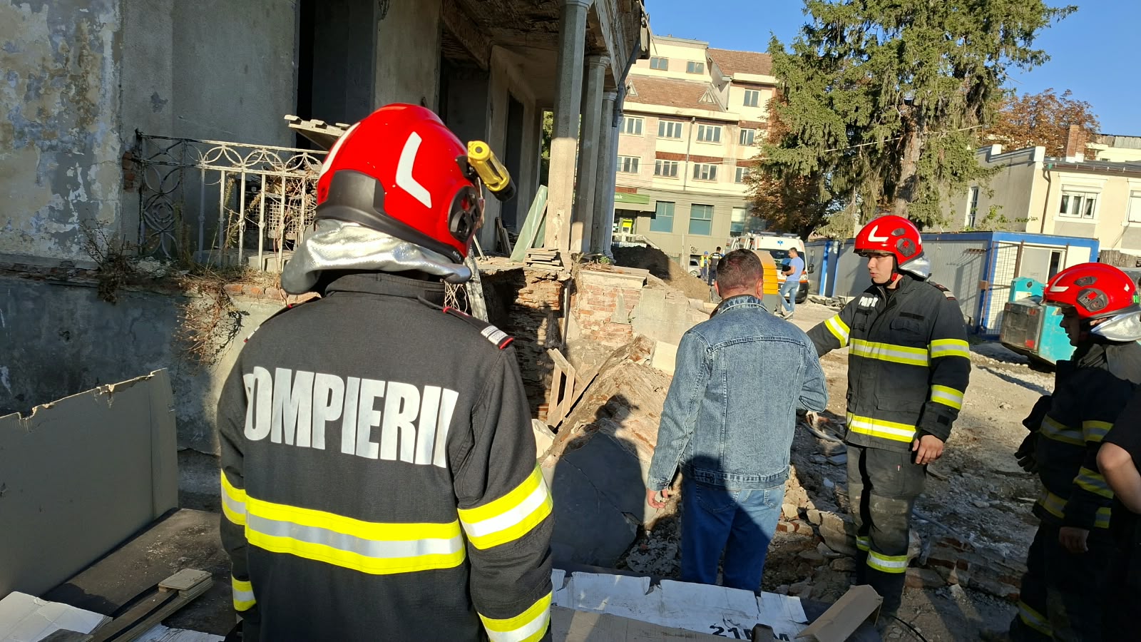Galați: Un bărbat a murit strivit de un zid în Tecuci, în zona CEC! Accident grav de muncă pe strada 1 Decembrie (FOTO/VIDEO)