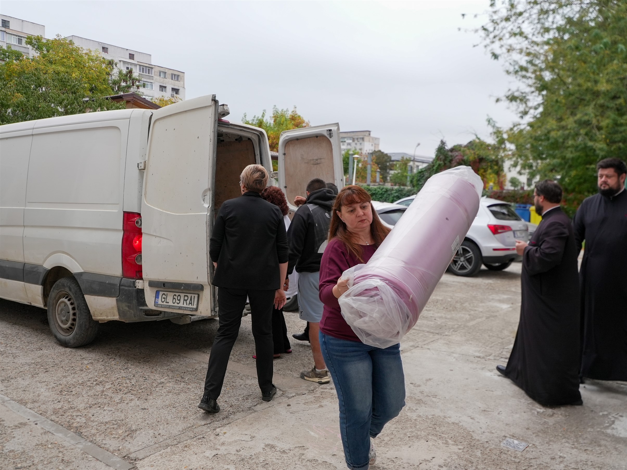 Faptele milosteniei la Galați: Ajutoare de peste 28.000 de lei pentru persoane cu dizabilități și familii vulnerabile, de la Parohia „Sfânta Parascheva”