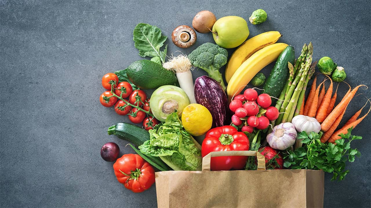 Paradoxul alimentar modern: Mâncăm de două ori mai mult, dar ne hrănim pe jumătate. Cum ne distruge sănătatea „foamea ascunsă”