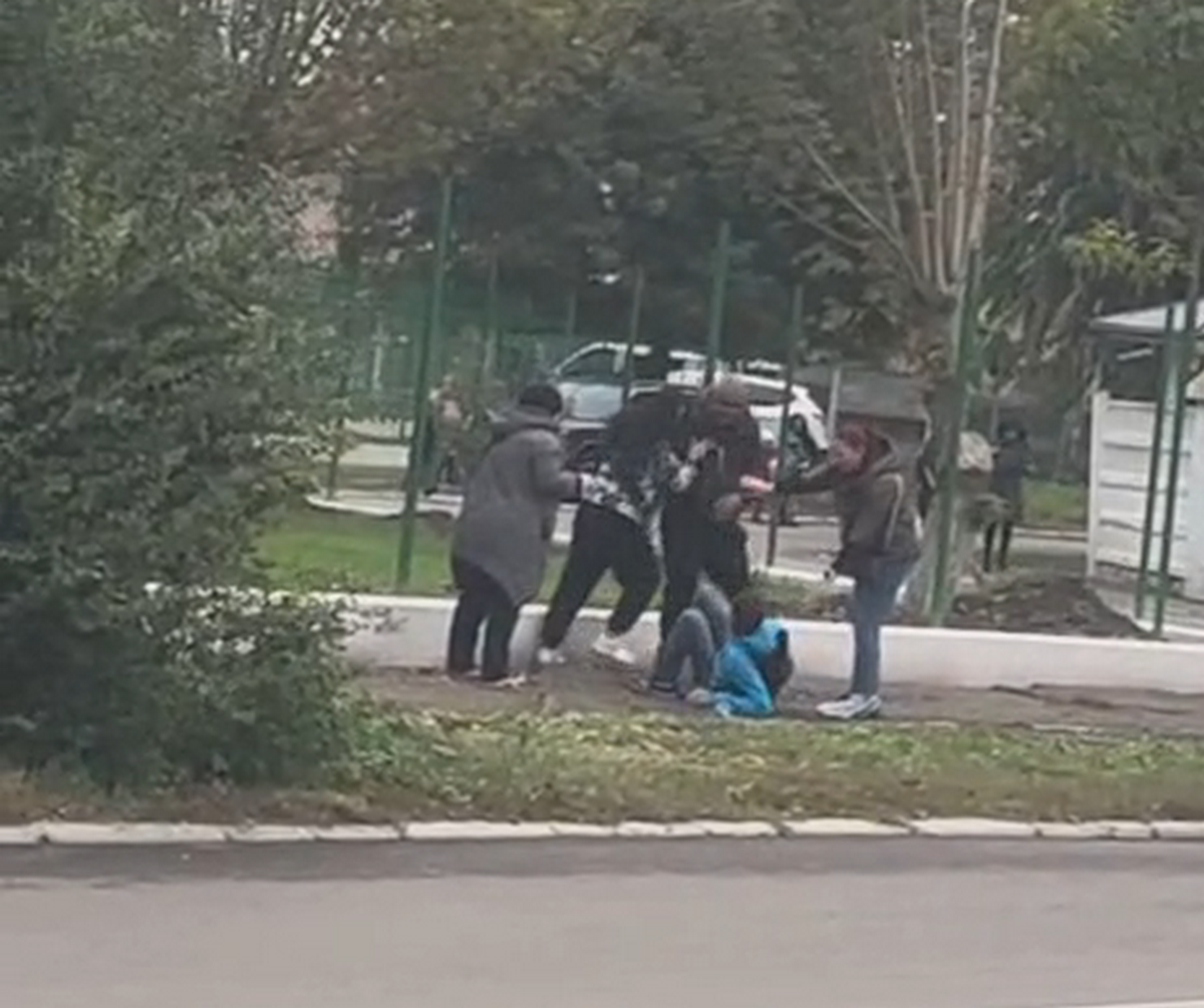 Bătaie în stradă la Brăila, lângă o școală! Patru persoane s-au luat la pumni dintr-o ceartă banală pentru un loc de parcare (VIDEO)