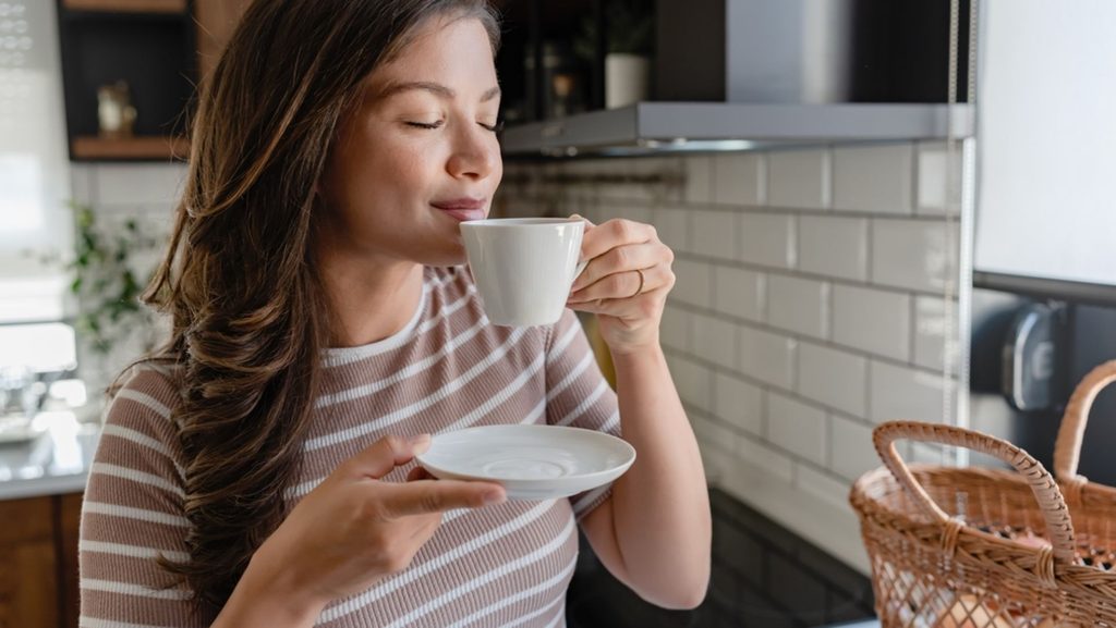 Pericolul din ceaşca de dimineaţă: De ce cafeaua şi sucul de citrice băute pe stomacul gol ne pot distruge digestia