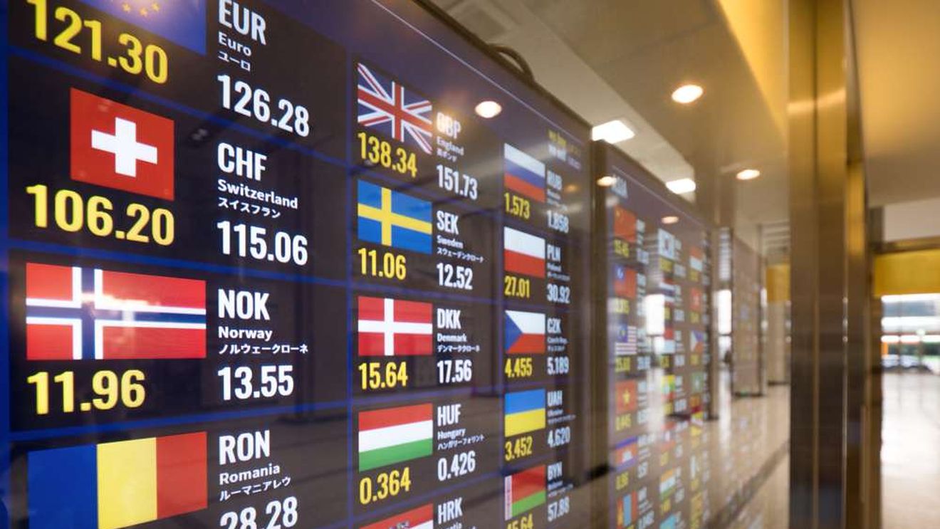 Curs valutar BNR la final de săptămână: Dolarul american pierde teren în faţa leului, în timp ce francul elveţian prinde avânt