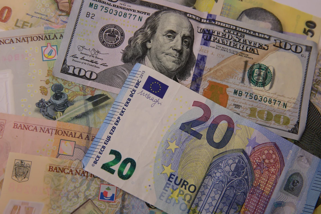 Curs valutar BNR: Euro începe săptămâna în scădere, în timp ce dolarul şi lira sterlină se scumpesc