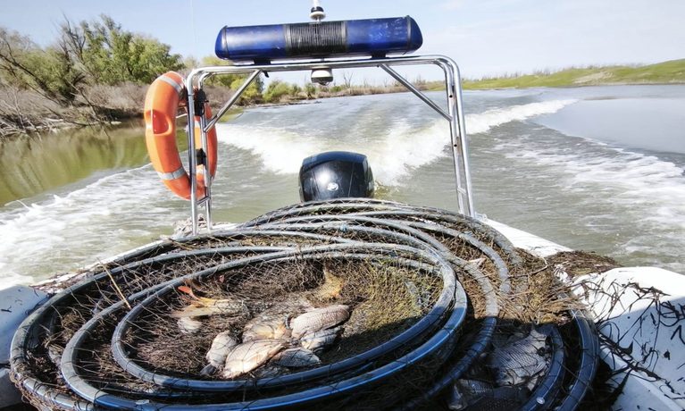 Braconaj pe Siret, aproape de vărsarea în Dunăre: Un gălăţean de 66 de ani, prins de poliţiştii de frontieră cu o plasă monofilament interzisă