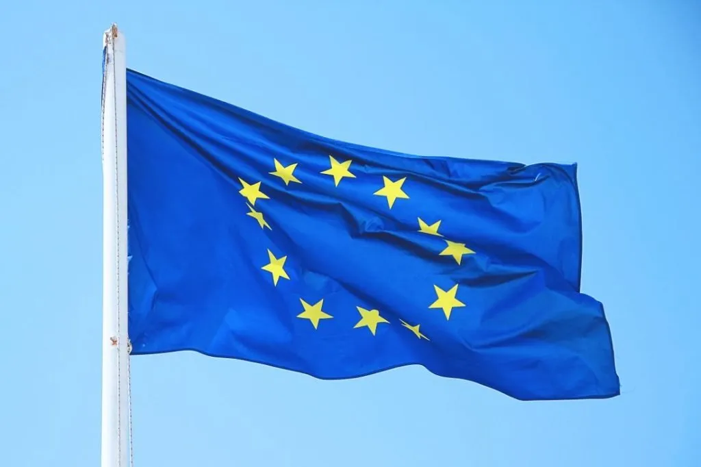 Comisia Europeană amână cu un an legea care ar fi restricţionat accesul minorilor la reţelele sociale
