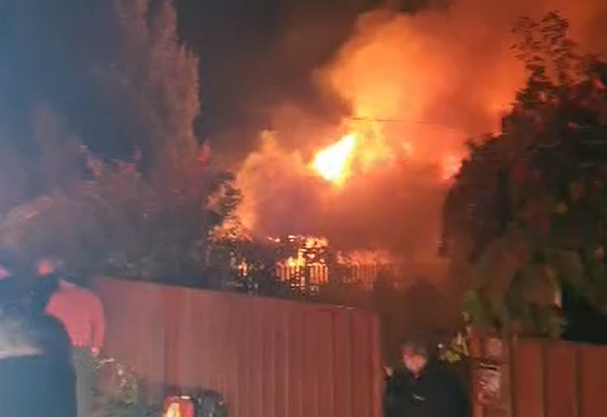 De la ce a pornit incendiul violent din Vânători în care un bărbat a murit carbonizat