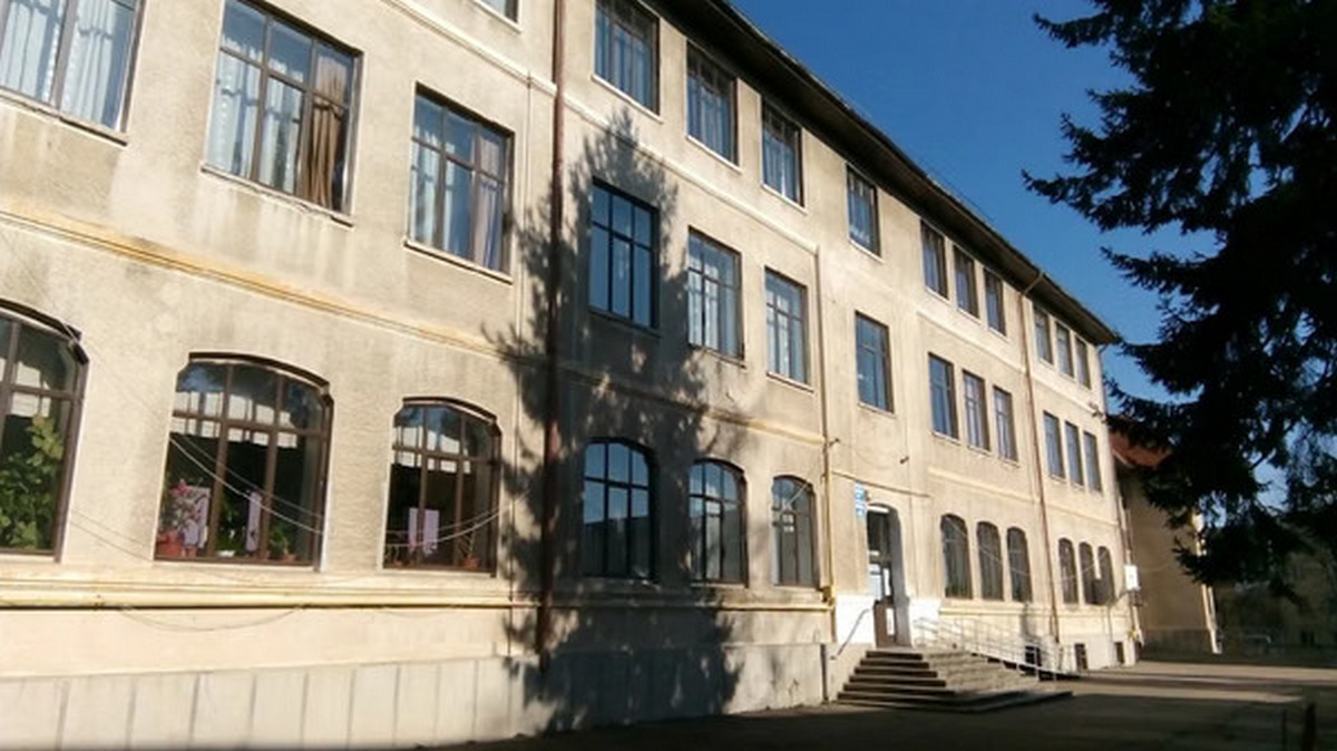 Incident grav într-un liceu din Pitești! Un elev de 15 ani și-a atacat colegii de clasă cu o macetă, în pauză
