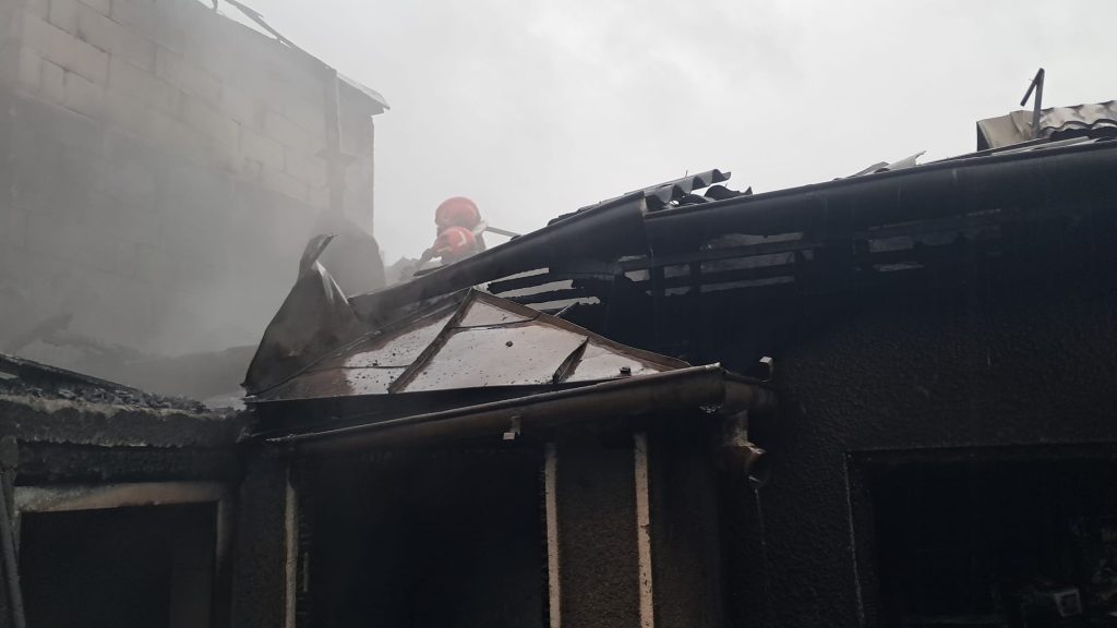 VIDEO | INCENDIU violent în municipiul Brăila: Trei case sunt cuprinse de flăcări pe o suprafață de 600 mp. O femeie a fost salvată în ultimul moment
