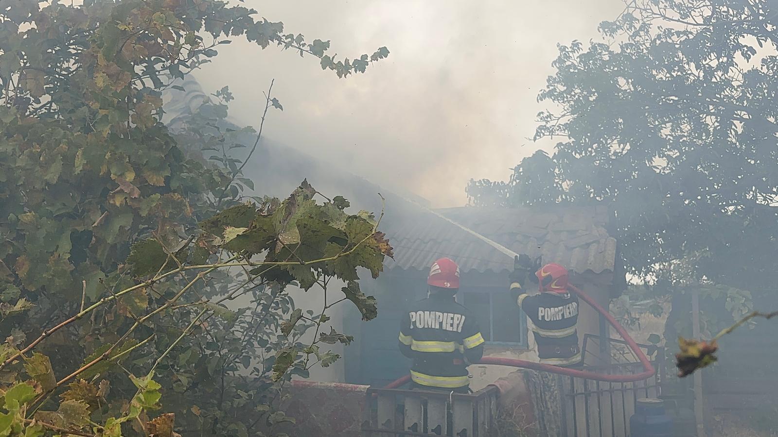 Incendiu la o casă din Nalbant, județul Tulcea: Un bărbat s-a autoevacuat și a fost transportat la spital