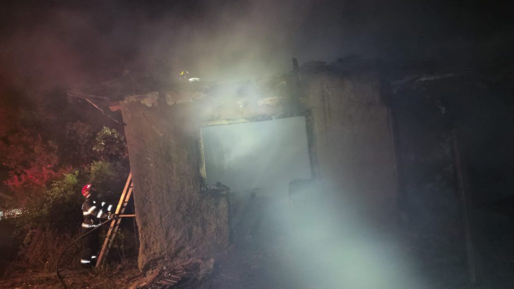 Incendiu în toiul nopții la o locuință din Ostrov. O femeie s-a salvat în ultimul moment din calea flăcărilor