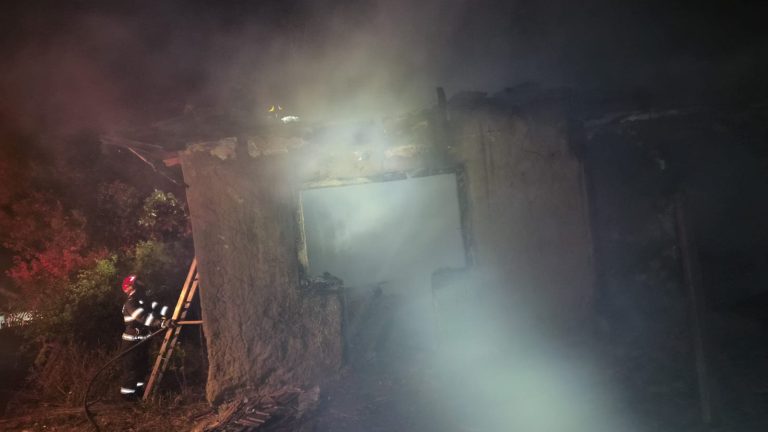 Incendiu în toiul nopții la o locuință din Ostrov. O femeie s-a salvat în ultimul moment din calea flăcărilor