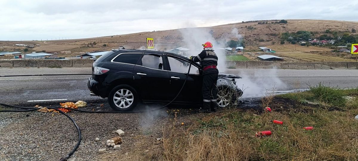 Autoturism distrus de flăcări la intrarea în Babadag. Patru persoane, printre care doi copii, au scăpat nevătămate la limită