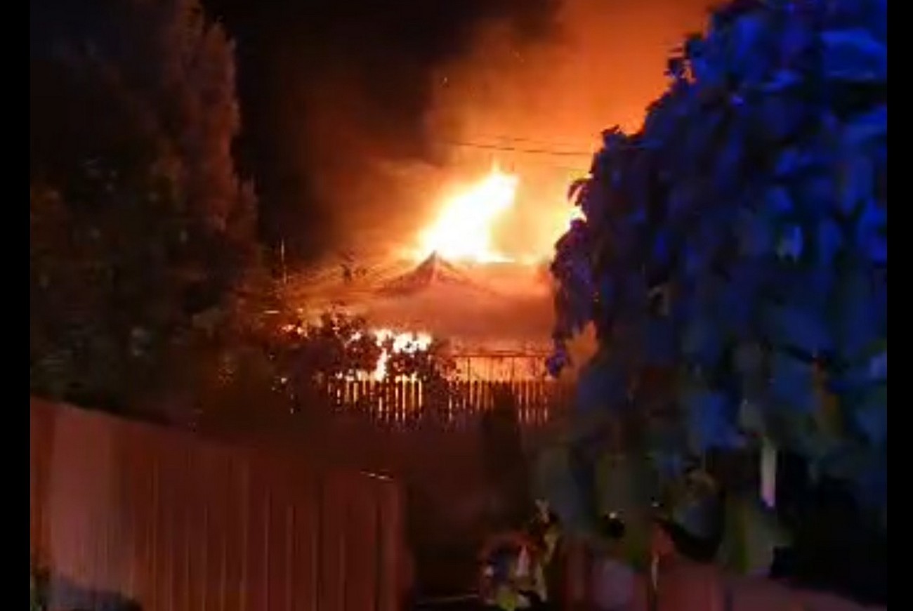 VIDEO: Incendiu violent în Vânători, judeţul Galaţi. Un bărbat a murit
